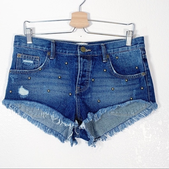 Amuse Society "Scenic" Studded Denim Shorts 26 - Picture 2 of 6